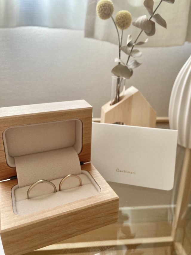 指輪のケースが木の素材で､温かみがあって可愛いです。
