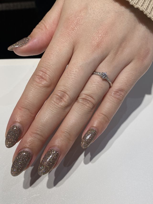 婚約指輪を付けた写真