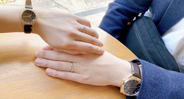 入籍した日に目の前のカフェで記念に撮りました