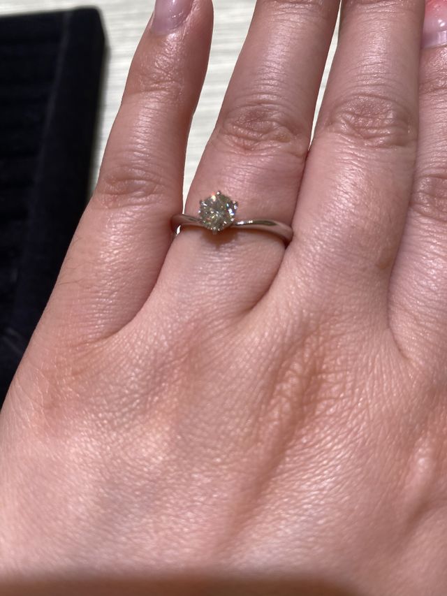 V字に下がってスッキリ見える一粒タイプ！