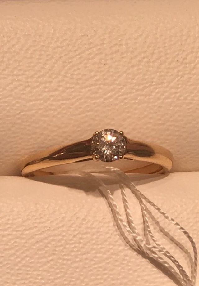 イエローゴールドで中央に一粒ダイヤのリング