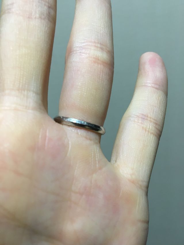 裏側は手を握りしめても違和感のない作りになっています。