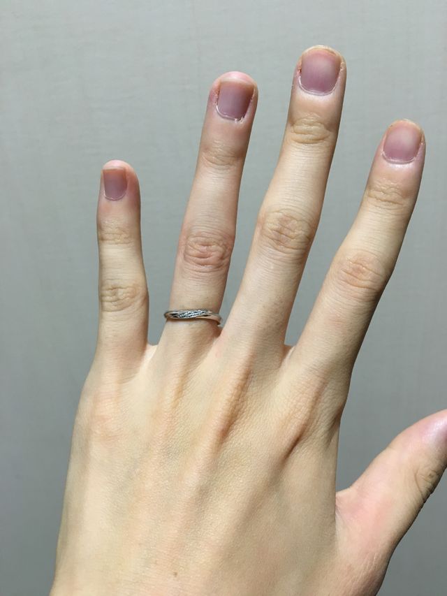 指輪のカーブに沿ってダイヤモンドが入っています。