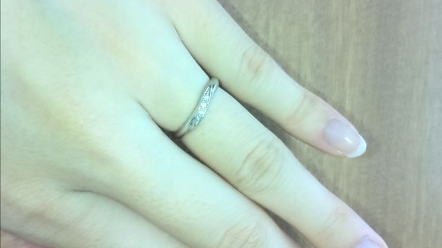 正面中央部分だけですが石が入っています。