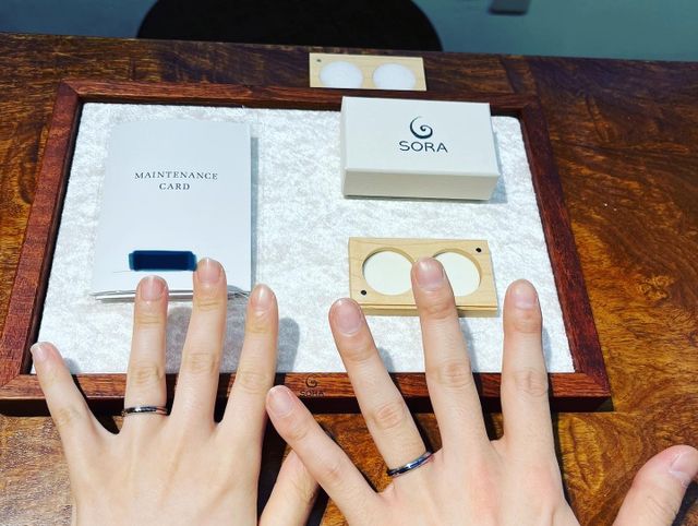 指輪の確認と受け取りの時の写真です。