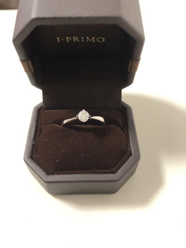 素材はプラチナで、ダイヤのついた婚約指輪です。