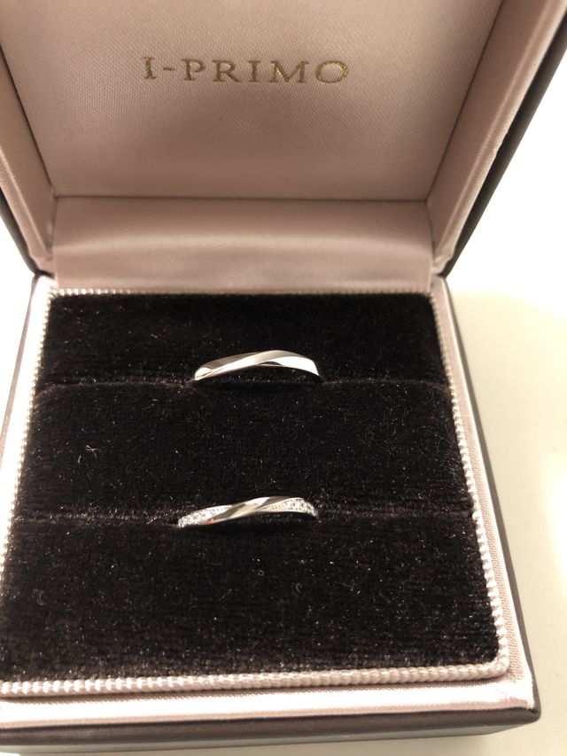 素材はプラチナで、女性用はダイヤがサイドに付いてます。