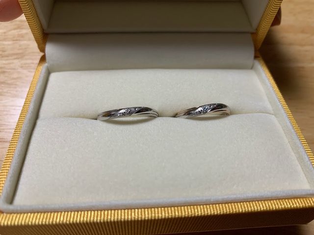 左が夫の、右が妻のリング。
