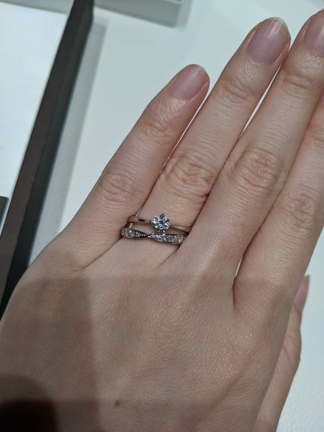 ストレートの婚約指輪とハーフエタニティの重ね付け