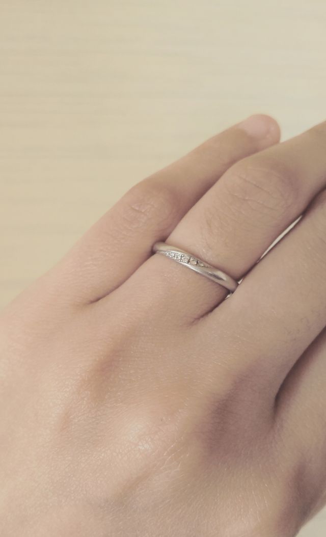 指輪の内側には主人の誕生石、結婚記念日の刻印があります。