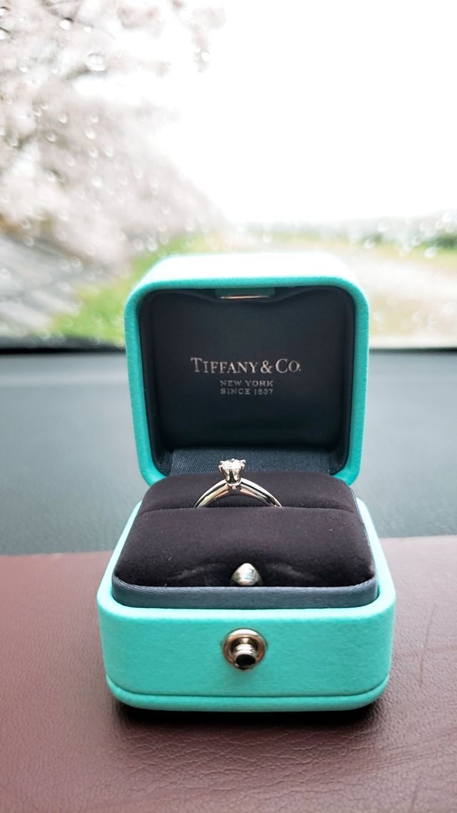 プロポーズ直後の指輪の写真です