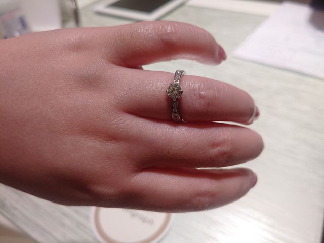 内側が丸い形状になっていて、着け心地が良いです。