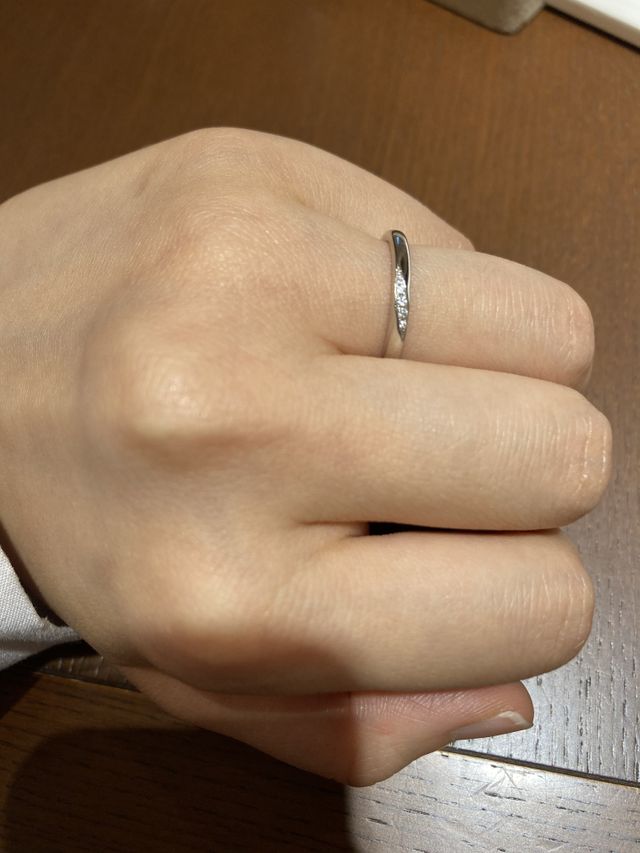 斜めにダイヤが入っているデザイン