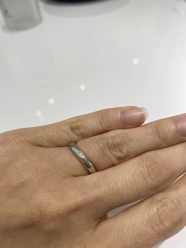 ダイヤモンドが５石入ったシンプルタイプです。