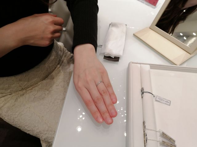 ダイヤが連なった細めの指輪です