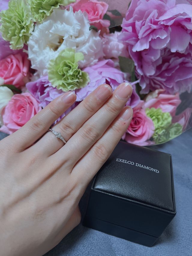 細身のリングで派手すぎず普段使いにいい。