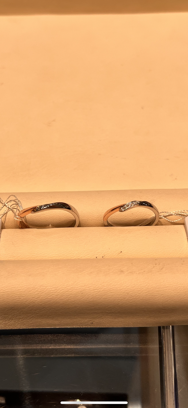 ゴールドとプラチナのコンビリングです。