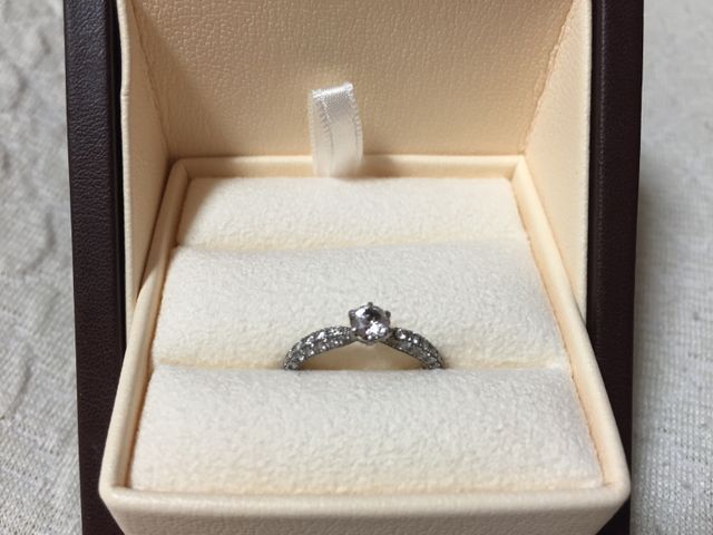 小さな石がたくさんついていたのが可愛くて決めました。