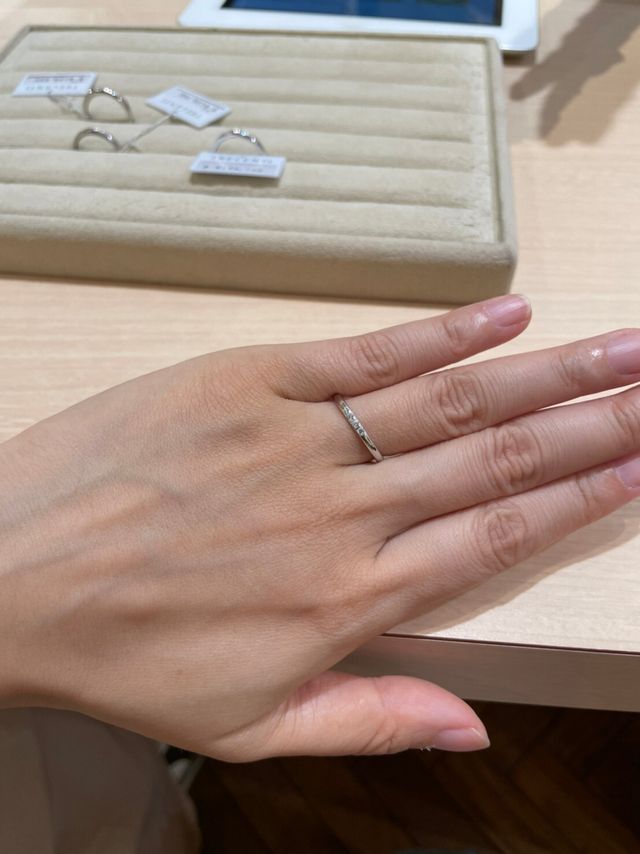 ストレートのダイヤ3石です