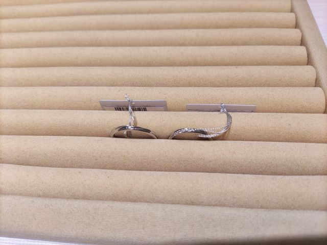 ストレートのメレタイプで、ダイヤがウェーブの様に配置