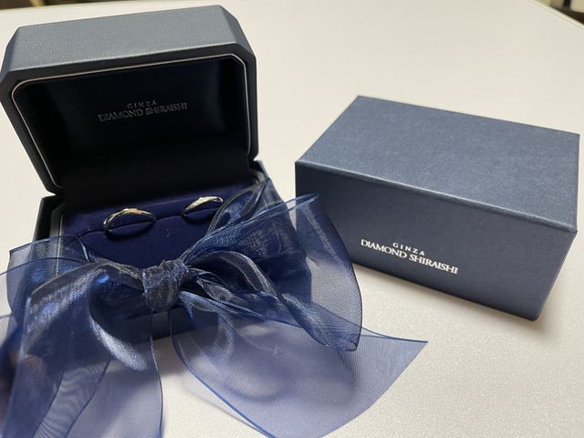 結婚指輪を家で開けた時に嬉しくて写真を撮りました。