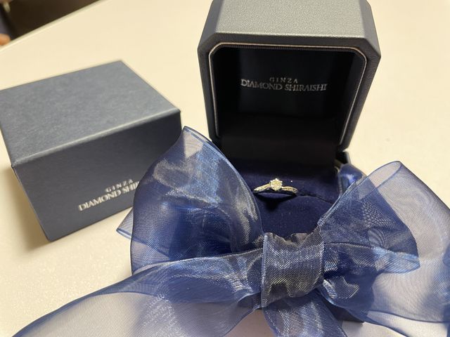 婚約指輪を箱についていたリボンを結び直して撮りました。