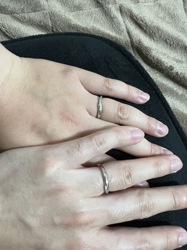 指輪をつけている写真です。