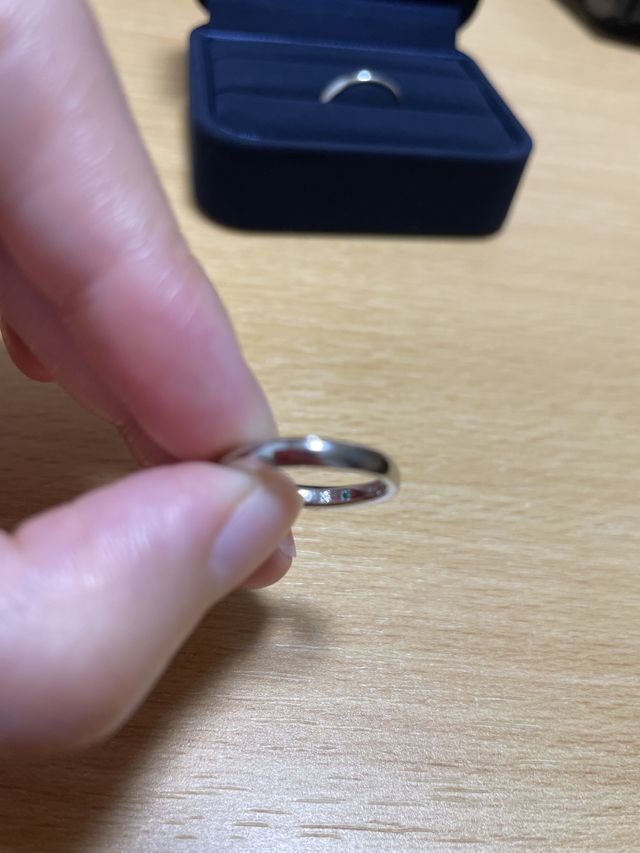 裏石にonefinity diamondとエメラルド