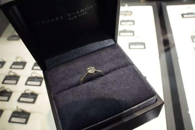 婚約指輪はソリティアと決めていたので、その中から探しました！