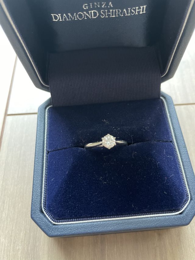 0.3カラットでとても素敵です。