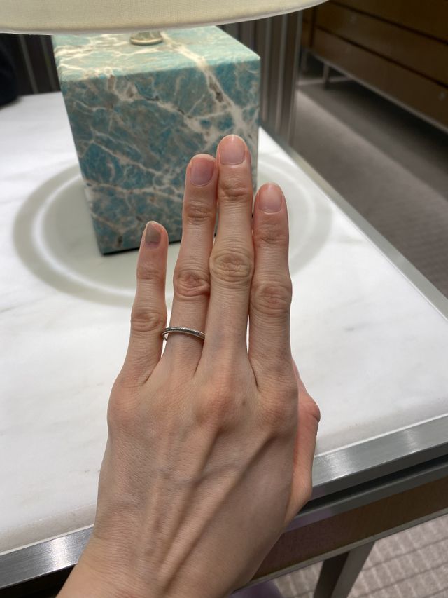 ダイヤモンドが3石あしらわれてます。