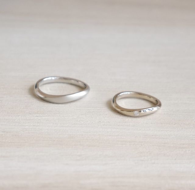 左　プラチナ
右　シャンパンゴールド