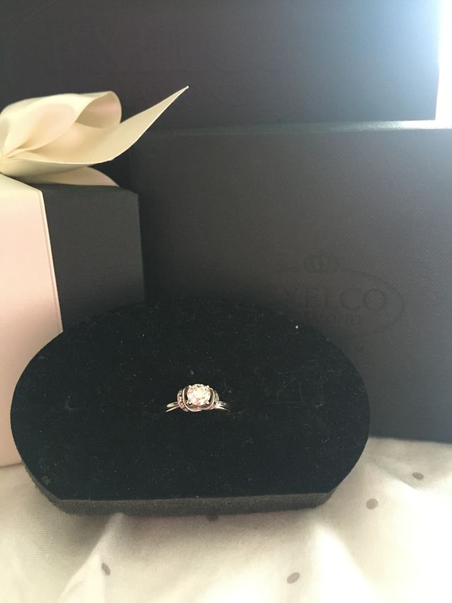 リボンのデザインで左右にメレダイヤが付いていて可愛いです。