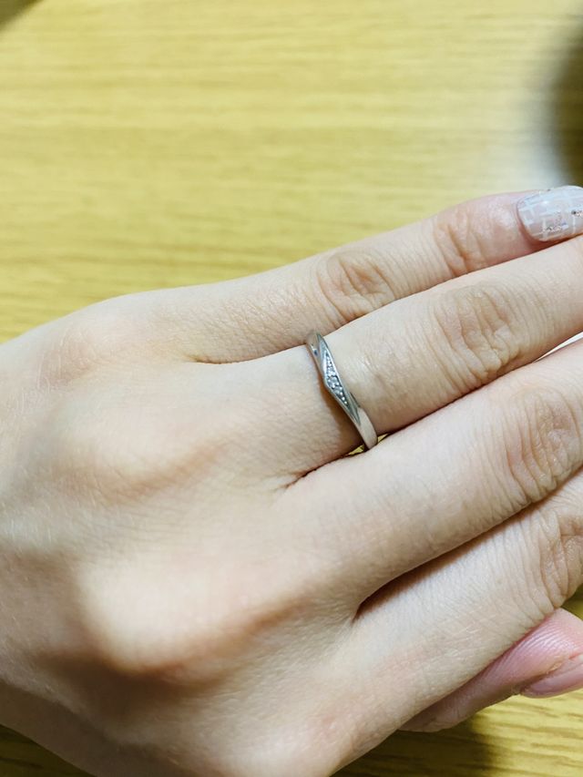 婚約指輪と重ね付けしやすいウェーブタイプ