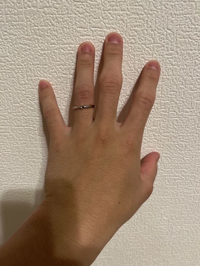 付けてる手の写真