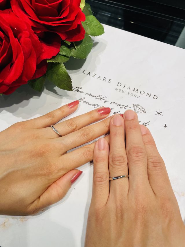 刻印された指輪を受け取り行き、初めて装着した際に撮った写真