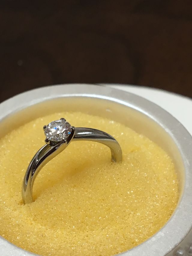 シンプルではめた時に指が綺麗に見えるものを選びました