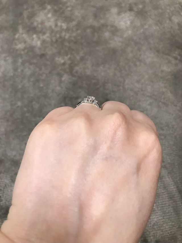 ダイヤモンド3石のため、横から見るとティアラのようなデザイン