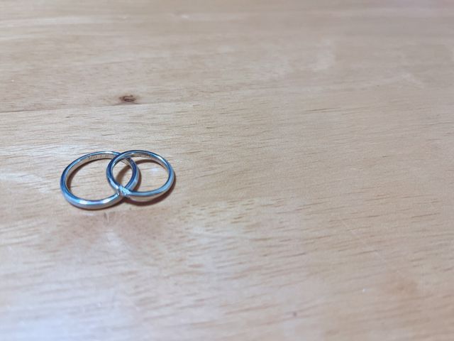 右が私の指輪。シンプルなものを選びました。