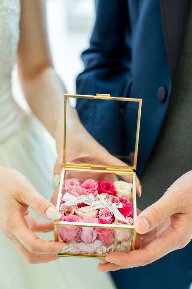 挙式で実際に使用したリングピローに入れた指輪です