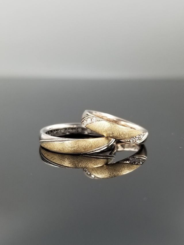 男性はホワイト&イエロー、女性はコーラル&イエローの二色使い