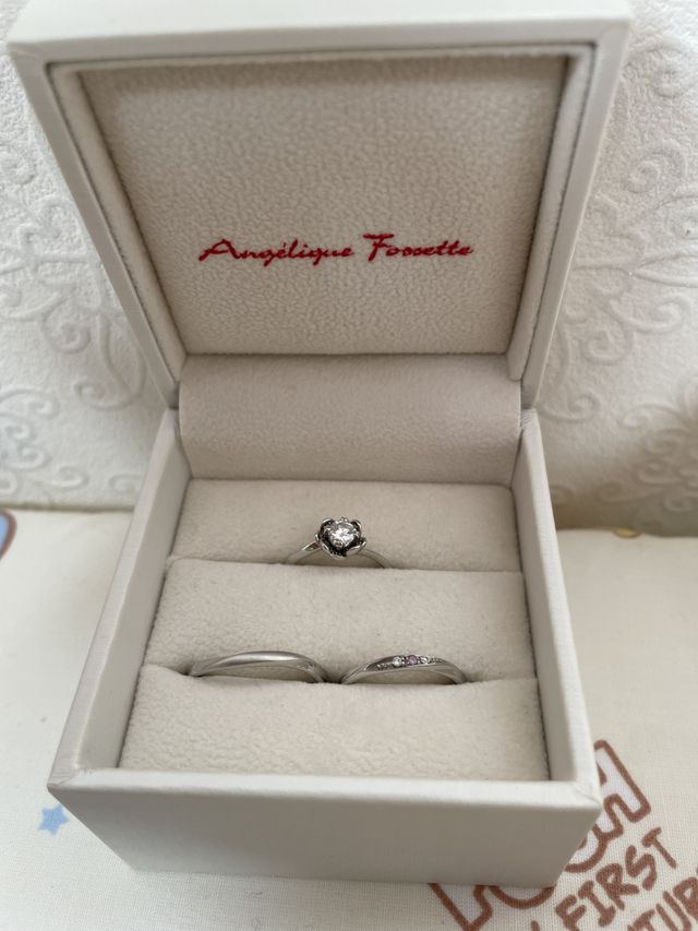 上が婚約指輪で、下が、旦那と私の結婚指輪になります。