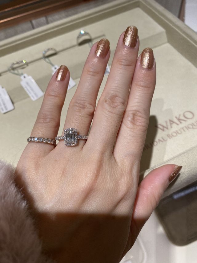 エメラルドカットの美しさをふんだんに味わえます