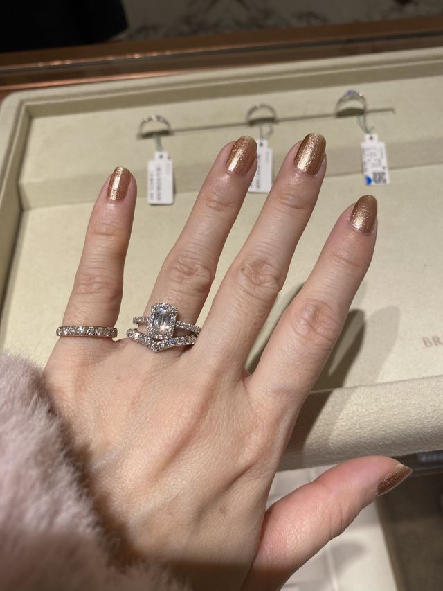 重ね付けにおすすめなVカットの結婚指輪とともに