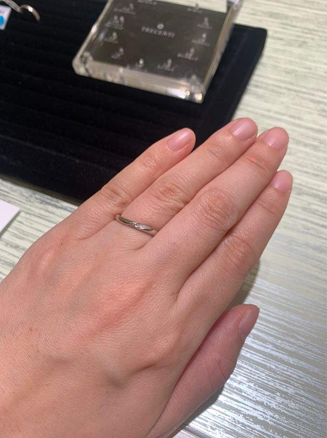 表面にダイヤがついているものをいくつか試着しました