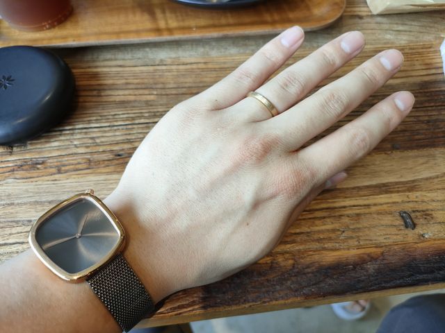 ヘアラインのデザインがシックな印象で気にいっています