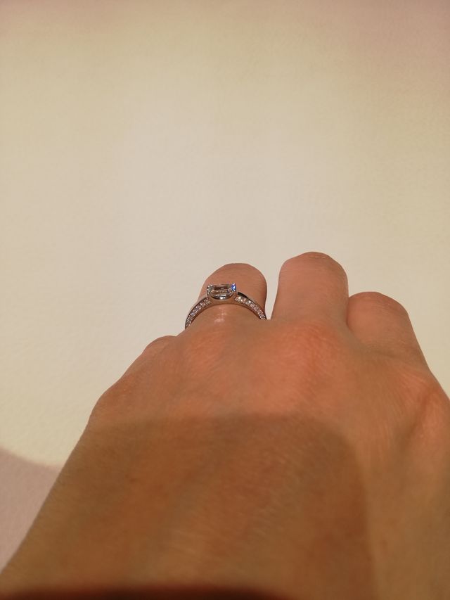 横から見ると実は華やかな指輪というところもお気に入り。