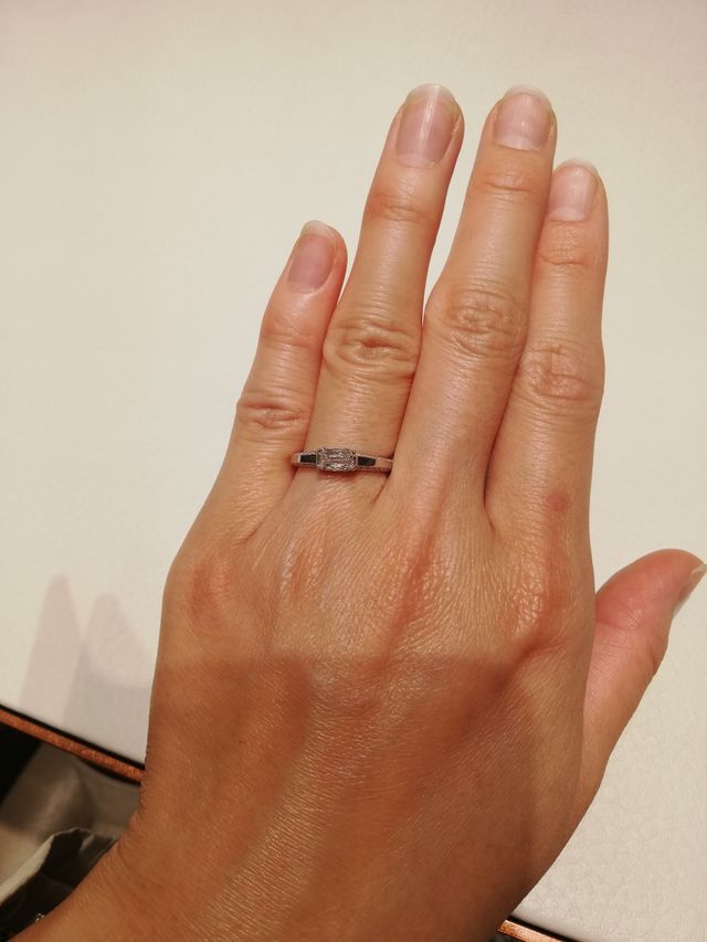 珍しいアショカカットの指輪です。華やかで、透明感があります