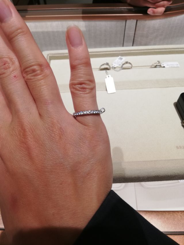 ハーフエタニティの指輪です。控えめなキラキラが気に入りました