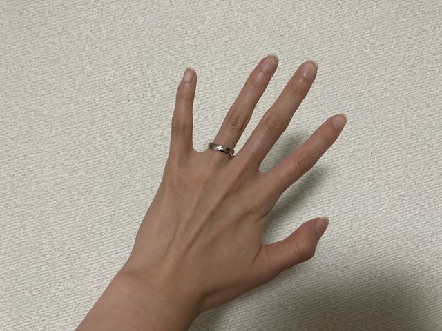 指輪をつけている写真